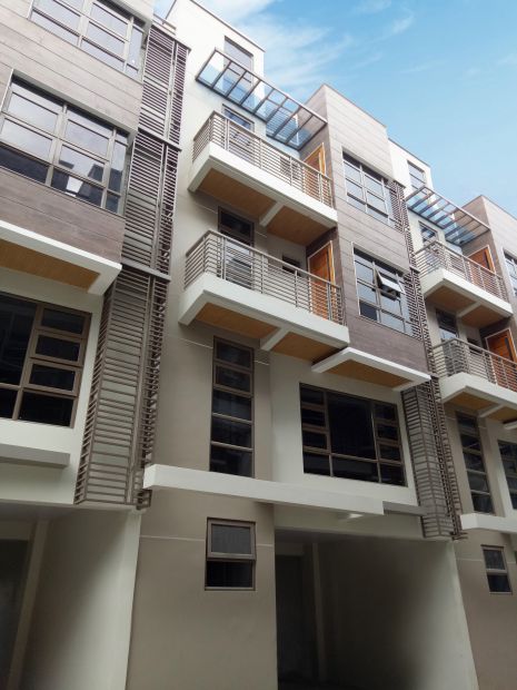 Brand New 3 Car Garage Townhouse In New Manila