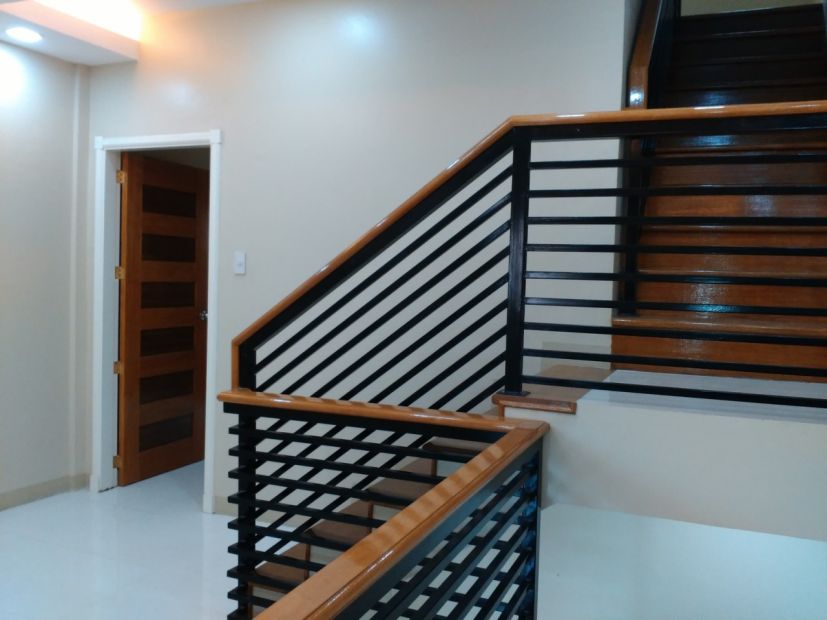 3 Storey Townhouse With For Sale In Brgy Hagdang Bato Itaas 