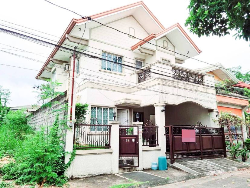 Batasan 4-BR House Good Deal For Sale in Northview 1, Quezon City