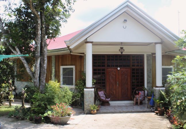 Villa with Pool and Garden (near Tagaytay)
