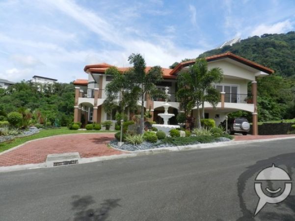 Beautiful 5 bedroom house located in Tagaytay Highlands