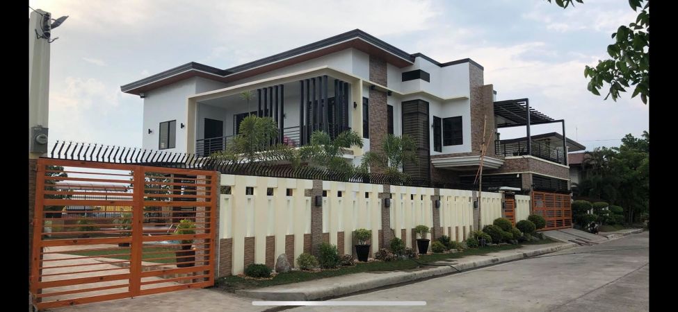 8 spacious Bedrooms 7 car garage House & Lot for Sale Tangub Bacolod City