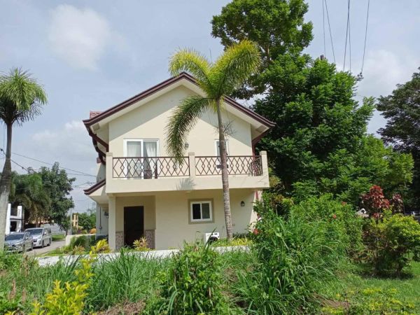 For Rent 3 Bedroom Golf course view House near Tagaytay in Silang, Cavite!