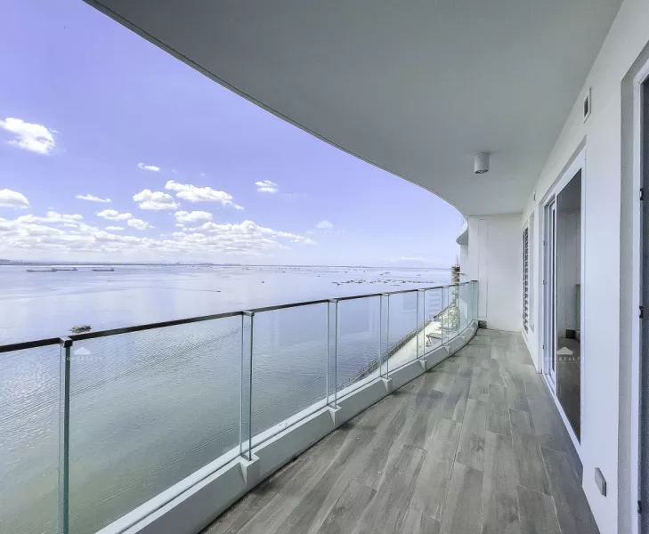 For Sale: 2BR Condo Resort with Sea View in Oak Harbor Residences 2, Parañaque