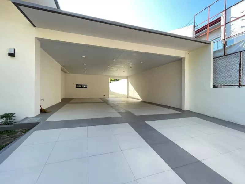 SPACIOUS BUNGALOW WITH SWIMMING POOL HOUSE AND LOT IN LAS PINAS CITY