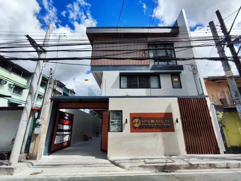 3 Storey Townhouse For Sale 3 Bedroom w/ Guard House in Cubao QC-SD (JV2)