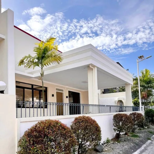 For rent Spacious Bungalow House BF Homes Near Airport