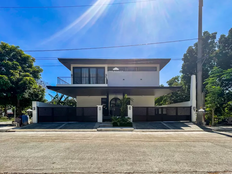 For Sale: 5 Bedroom House with Pool in Orchard Golf and Country Club, Cavite