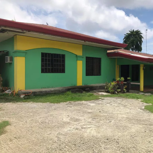 Well-maintained clean & along the road house
