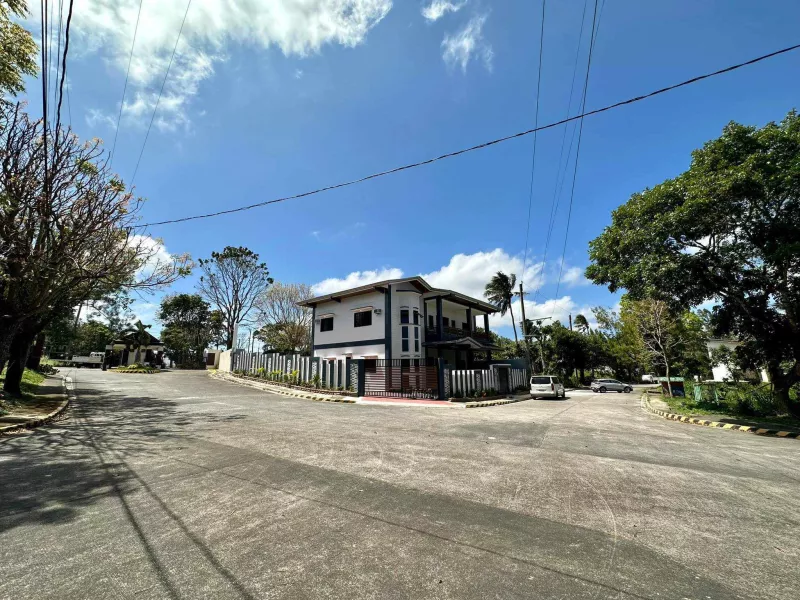 Modern Brandnew Corner Lot House and Lot in Tagaytay with Pool -EGR