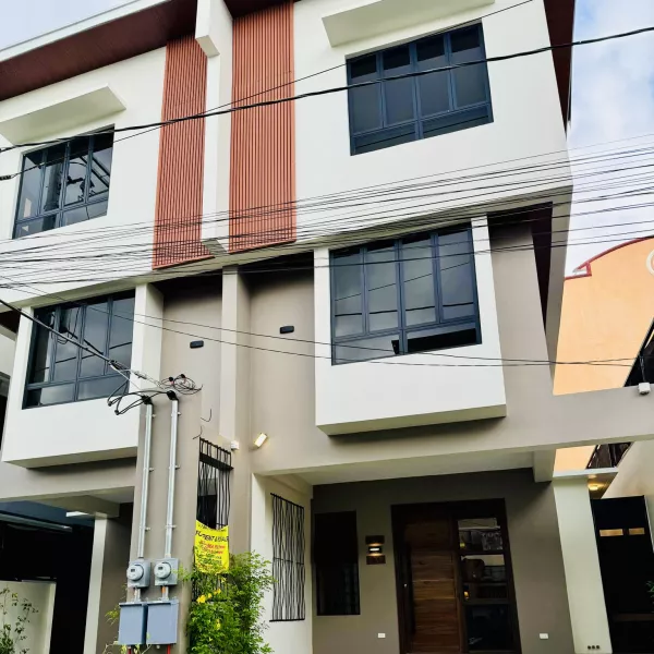 FOR LEASE: BEAUTIFUL 2-STOREY 4BR TOWNHOUSE IN VERMONT ROYALE EXECUTIVE VILLAGE!