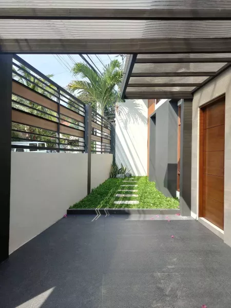 MODERN CORNER BUNGALOW HOUSE AND LOT IN MOONWALK VILLAGE LAS PINAS CITY