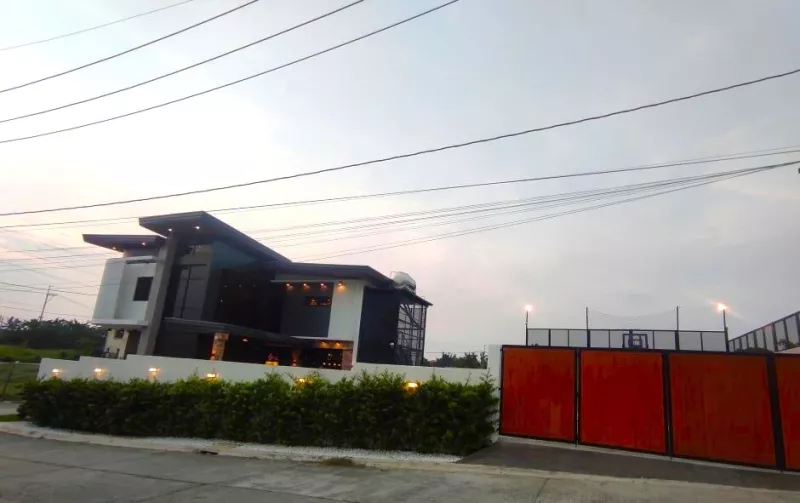 Passive Income AirBnB Staycation Fully-Furnished Corner House for Sale in Amadeo