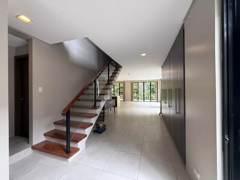 For Rent: 4 bedroom House in Maria Luisa Subdivision