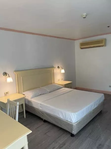 Semi Furnished Studio Unit for Sale at Oxford Suites Makati Brgy. Poblacion