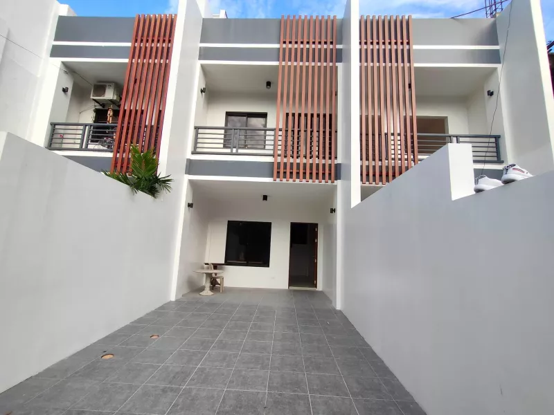 Near UP Village 2 Storey Townhouse w/ 3 Bedroom in Sikatuna Village-SD (JV2)