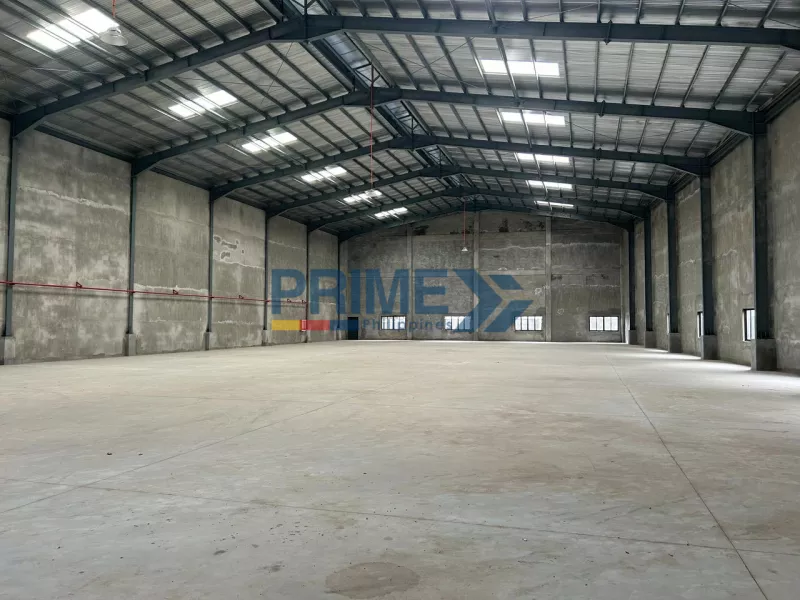 For Lease in Quezon City!!! 983 sqm warehouse with high ceilings and gate.