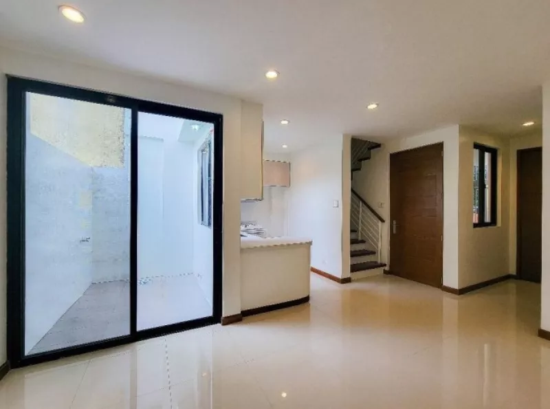 HOUSE FOR SALE IN PARAÑAQUE - MARIMAR VILLAGE