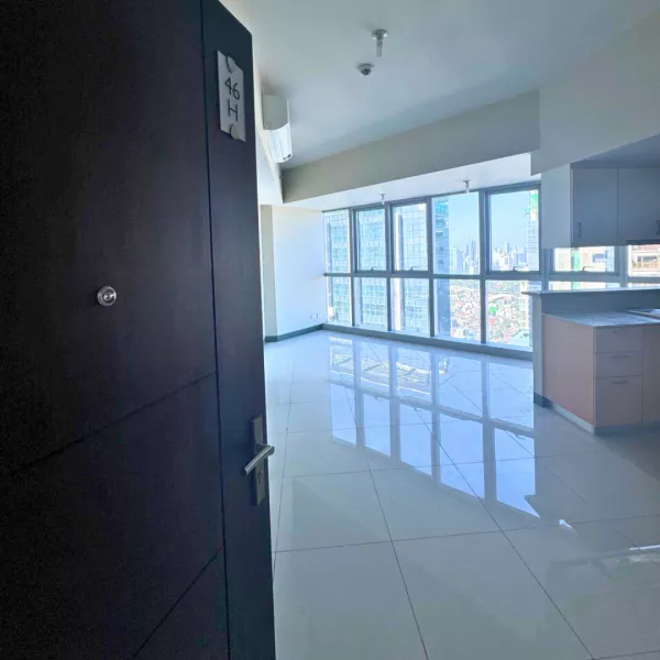 1 Bedroom PENTHOUSE FOR SALE in Uptown Parksuites BGC near International School