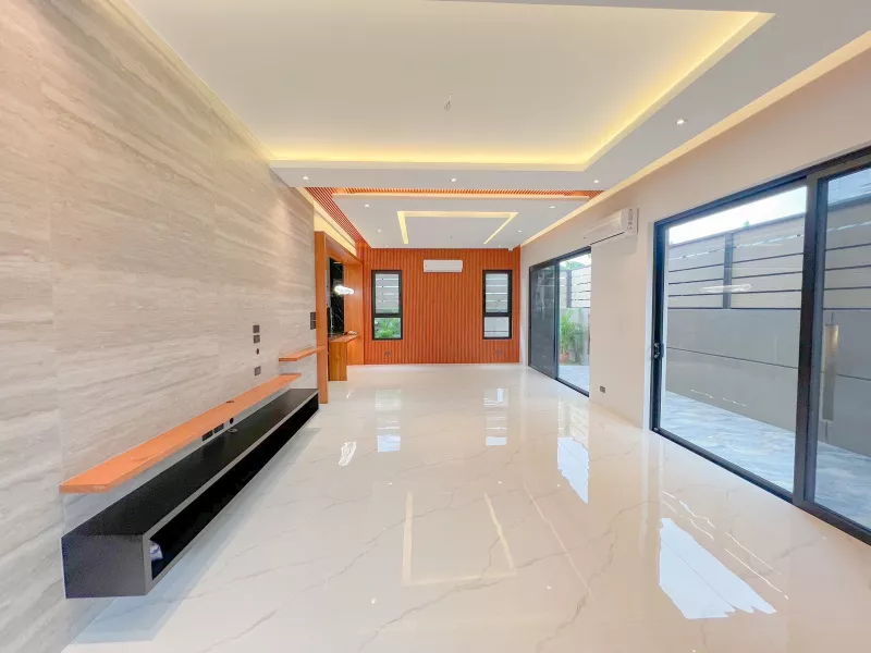 FOR SALE: 4BR House and Lot in Las Pinas Royale Estate