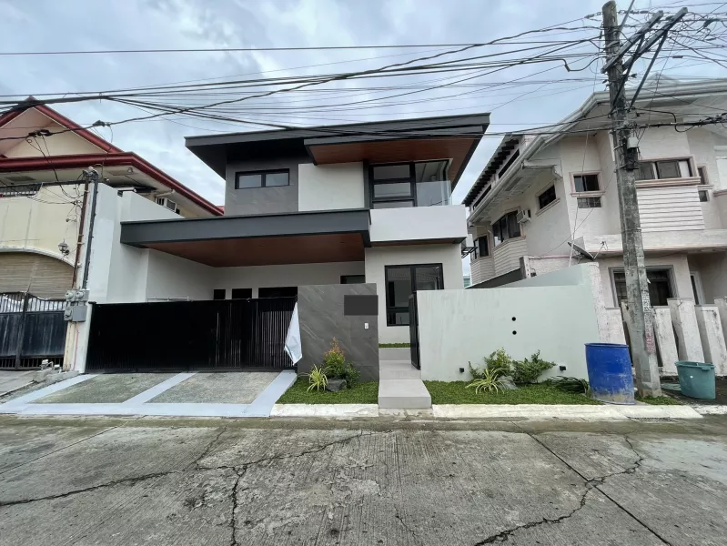 For Sale Contemporary Design House with 4 bedrooms in Bf Homes