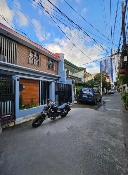 Manila Townhouse For Sale Good Investment w/ 5 Bedrooms near Sampaloc SD