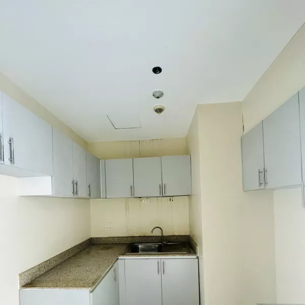 FOR RENT: SPACIOUS PENTHOUSE 2BR CORNER UNIT NEAR GILMORE QC