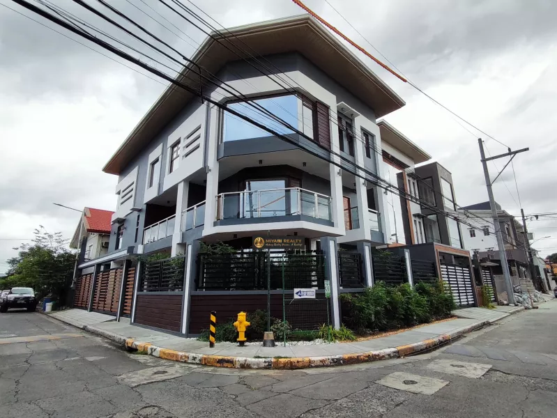 3 Storey House and Lot with 4 Bedrooms For Sale in Vista Verde- PME